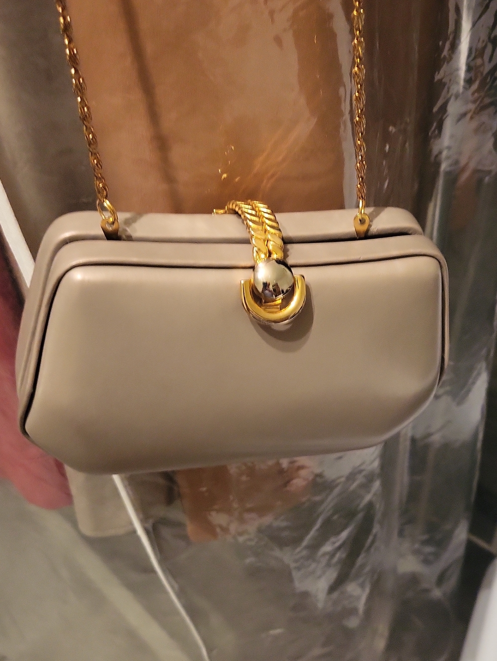 Elegant Taupe Crossbody Bag with Gold Chain By Formell By Paris. - Picture 11 of 14